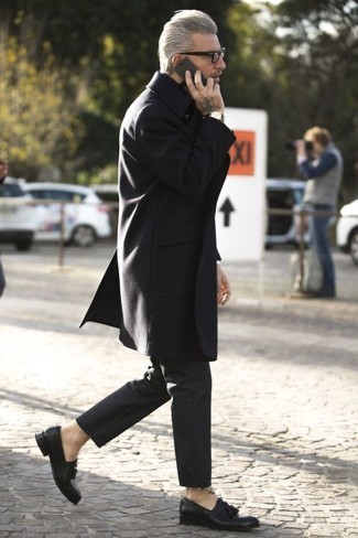С чем носить черные туфли за 40 лет мужчине осень в стиле смарт-кэжуал: Черное длинное пальто идеально сочетается с черными брюками чинос. Любишь яркие луки? Закончи лук черными туфлями. Чем не отличный образ на весенне-осенний период?