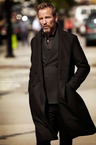 С чем носить черную рубашку за 40 лет мужчине в прохладную погоду в стиле смарт-кэжуал: Сочетание черной рубашки и черных джинсов поможет выглядеть аккуратно, но при этом подчеркнуть твой индивидуальный стиль.