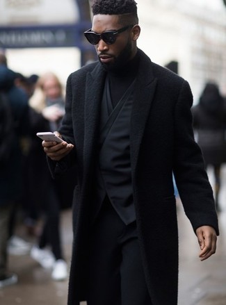 Какие длинные пальто носить с черной водолазкой в деловом стиле: Длинное пальто и черная водолазка помогут создать гармоничный стильный лук.