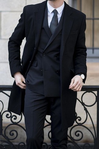 Как носить черное длинное пальто с белой классической рубашкой в деловом стиле: Лук из черного длинного пальто и белой классической рубашки смотрится очень эффектно и элегантно.