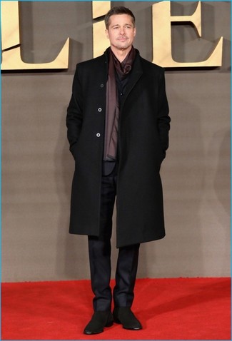 Как Brad Pitt носит Черное длинное пальто, Черный костюм, Черные замшевые ботинки челси, Темно-красный шелковый шарф