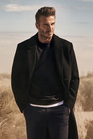 Как David Beckham носит Черное длинное пальто, Черный свитер с круглым вырезом, Белая футболка с круглым вырезом, Темно-синие классические брюки