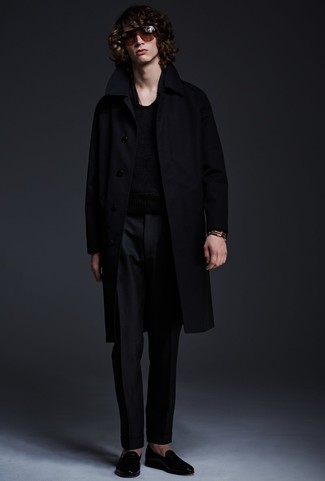 Какие длинные пальто носить с черным свитером с круглым вырезом: Образ из длинного пальто и черного свитера с круглым вырезом смотрится несравненно, согласен? Очень органично здесь будут выглядеть черные кожаные лоферы.