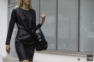 С чем носить черное кожаное платье в 30 лет: Черное кожаное платье — отличный лук для встречи в ресторане.