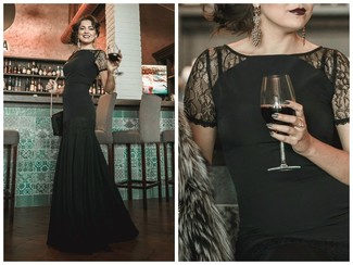 С чем носить черный укороченный топ в деловом стиле: Дуэт черного укороченного топа и черного кружевного вечернего платья выглядит очень красиво и по моде.