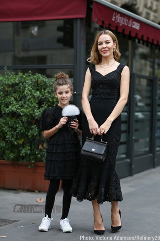 Модный лук: черное кружевное платье-миди, черные замшевые туфли, черная кожаная сумка-саквояж