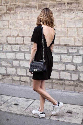 Черное кружевное платье с плиссированной юбкой от Saint Laurent