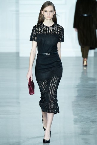 Модный лук: черное кружевное платье-футляр, черные кожаные туфли, темно-красный кожаный клатч