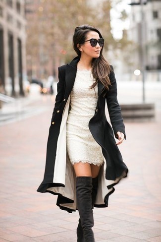 С чем носить замшевые ботфорты в холод в деловом стиле: Черное пальто и бежевое кружевное платье-футляр — необходимые вещи в гардеробе девушек с превосходным вкусом в одежде. В тандеме с этим ансамблем выигрышно выглядят замшевые ботфорты.