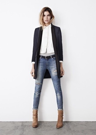 Как носить черное пальто с синими рваными джинсами скинни: Сочетание черного пальто и синих рваных джинсов скинни — замечательный вариант для воплощения лука в элегантно-деловом стиле. Светло-коричневые замшевые ботильоны — великолепный вариант, чтобы дополнить образ.
