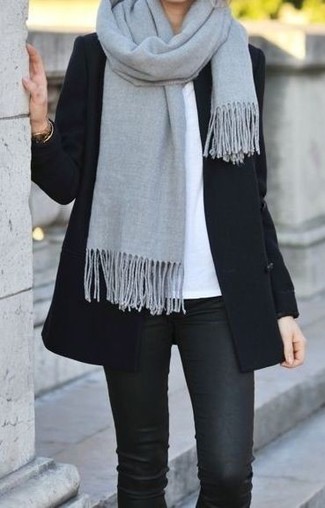Модный лук: черное пальто, белая футболка с круглым вырезом, черные кожаные джинсы скинни, серый шарф