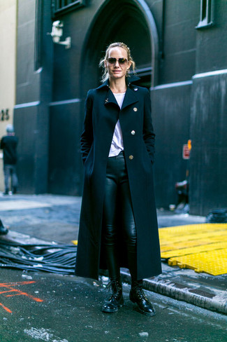 С чем носить черное пальто женщине: Сочетание черного пальто и черных кожаных леггинсов позволит выразить твой уникальный стиль. В тандеме с этим нарядом идеально будут смотреться черные кожаные ботинки на шнуровке.