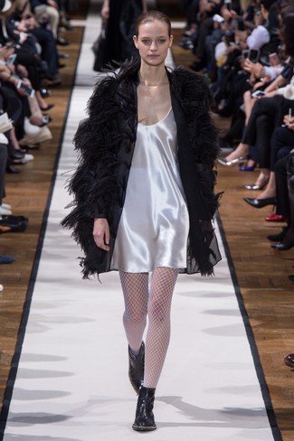 Модный лук: черное пальто с перьями, белое сатиновое платье-комбинация, черные кожаные ботильоны, белые колготки в крупную сеточку