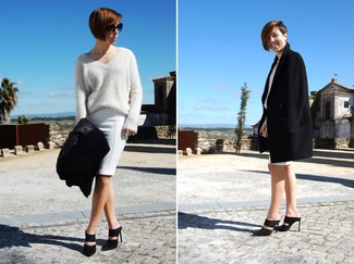 С чем носить замшевые сабо в 30 лет: Комбо из черного пальто и белой юбки-карандаш — необыденный образ для работы в офисе. Замшевые сабо становятся классным дополнением к твоему образу.