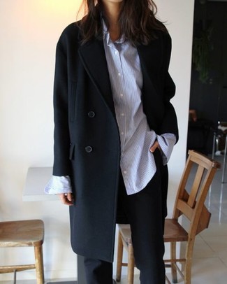 С чем носить черное пальто женщине: Черное пальто и черные классические брюки — неотъемлемые вещи в арсенале барышень с чувством стиля.