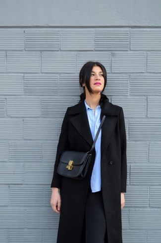 С чем носить черное пальто женщине в холод: Тандем черного пальто и черных леггинсов смотрится бесподобно, согласна?