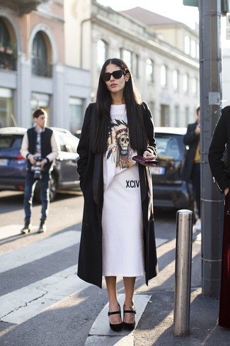 Модный лук: черное пальто дастер, белая футболка с круглым вырезом с принтом, белая юбка-карандаш, черные замшевые туфли