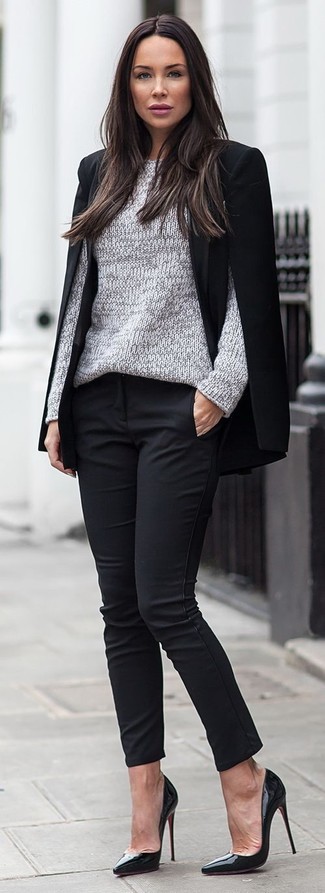 С чем носить серый свитер с круглым вырезом женщине: В тандеме друг с другом серый свитер с круглым вырезом и черные узкие брюки выглядят очень удачно. В этот образ легко интегрировать пару черных кожаных туфель.