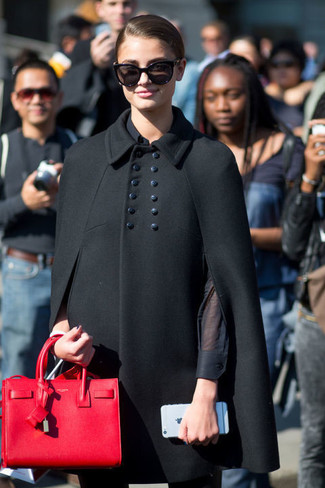 Модный лук: черное пальто-накидка, черная классическая рубашка, черные узкие брюки, красная кожаная большая сумка