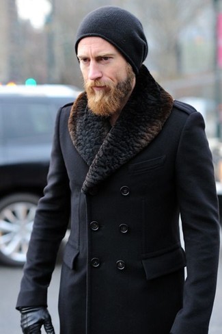 С чем носить черное пальто с меховым воротником мужчине в прохладную погоду: Черное пальто с меховым воротником — хороший пример изысканного мужского стиля в одежде.