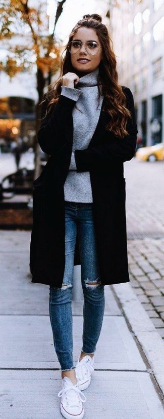 Как носить черное пальто с синими рваными джинсами скинни: Лук из черного пальто и синих рваных джинсов скинни позволит выглядеть стильно, но при этом выразить твой личный стиль. Почему бы не привнести в этот наряд толику непринужденности с помощью белых низких кед из плотной ткани?