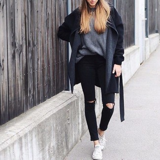Модный лук: черное пальто, серый вязаный свободный свитер, черные рваные джинсы скинни, белые низкие кеды из плотной ткани