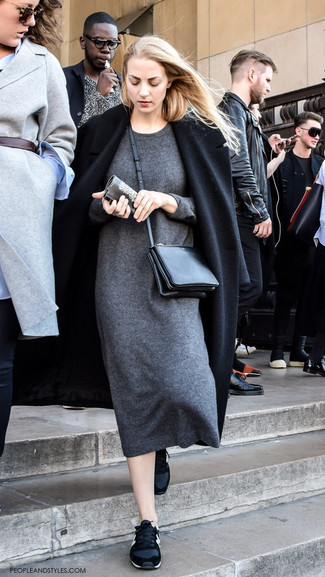 С чем носить черное пальто женщине в холод в стиле смарт-кэжуал: Черное пальто и темно-серое платье-свитер — хороший вариант, если ты ищешь раскованный, но в то же время модный лук. Почему бы не привнести в этот лук чуточку задора с помощью черных замшевых низких кед?