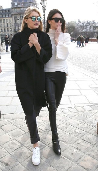 С чем носить серые классические брюки в 30 лет женщине: Черное пальто и серые классические брюки — беспроигрышный вариант для воплощения образа в элегантно-деловом стиле. Такой образ легко адаптировать к повседневным делам, если дополнить его белыми низкими кедами.