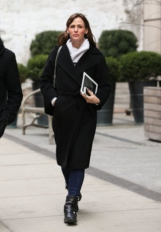С чем носить темно-серый шарф женщине: Черное пальто и темно-серый шарф — великолепное решение для дам, которые никогда не сидят на месте. Черные кожаные ботильоны неплохо дополнят этот лук.