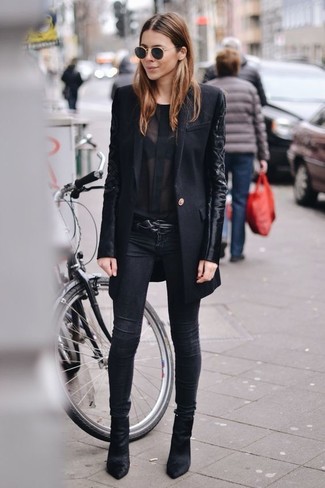 Какие джинсы скинни носить с черным пальто: Несмотря на свою простоту, лук из черного пальто и джинсов скинни продолжает завоевывать сердца многих женщин. Вкупе с этим нарядом чудесно будут смотреться черные замшевые ботильоны.