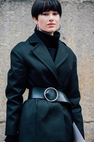 Женские луки в холод в деловом стиле: Черное пальто и черная водолазка — прекрасное решение для свидания или встречи с друзьями.