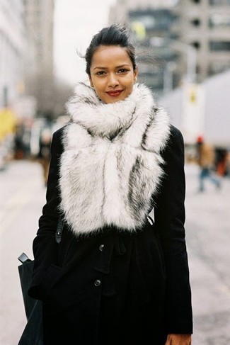 С чем носить бело-темно-синий шарф женщине в холод в деловом стиле: Если в одежде ты делаешь ставку на удобство и функциональность, черное пальто и бело-темно-синий шарф — великолепный выбор для привлекательного наряда на каждый день.