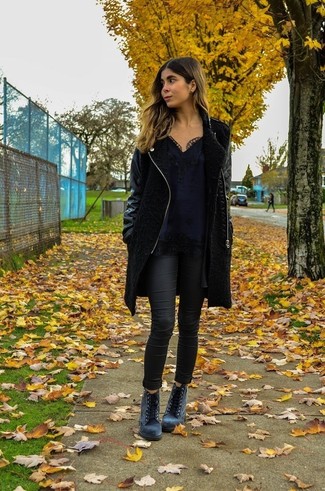 С чем носить черное пальто женщине: Поклонницам расслабленного стиля будет по вкусу лук из черного пальто и черных джинсов скинни. Вместе с этим нарядом отлично выглядят серые замшевые ботильоны на шнуровке.