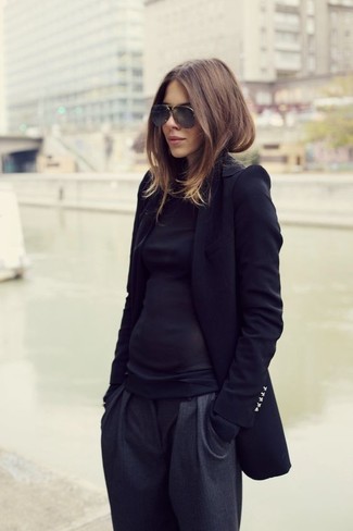Как носить черную футболку с длинным рукавом с черным пальто в 30 лет женщине в теплую погоду: Черное пальто и черная футболка с длинным рукавом — must have элементы в гардеробе барышень с чувством стиля.