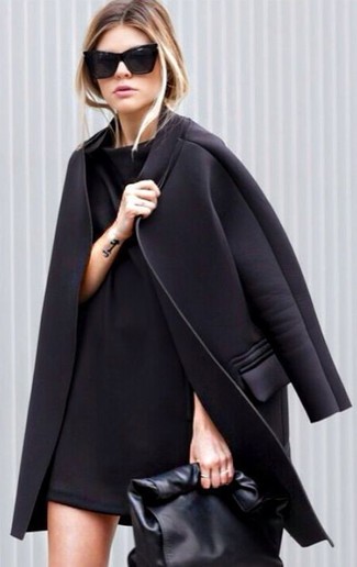 С чем носить черное платье прямого кроя в 30 лет осень в деловом стиле: Любительницам стиля смарт кэжуал полюбится дуэт черного платья прямого кроя и черного пальто. Остановив выбор на таком осеннем наряде, ты безусловно будешь выглядеть потрясающе.