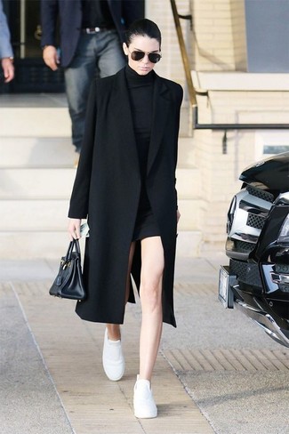 Какое пальто носить с черным платьем-свитером в холод: Пальто и черное платье-свитер будут отлично смотреться в модном гардеробе самых привередливых красоток. Тебе нравятся дерзкие решения? Можешь дополнить свой ансамбль белыми кожаными низкими кедами.