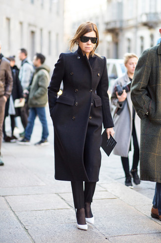 Как носить черное пальто с черными брюками-галифе женщине в холод: Сочетание черного пальто и черных брюк-галифе позволит выглядеть аккуратно, но при этом подчеркнуть твой индивидуальный стиль. Очень неплохо здесь выглядят белые кожаные туфли.