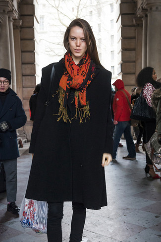 С чем носить оранжевый шарф с принтом в 30 лет женщине в холод: Черное пальто и оранжевый шарф с принтом — выбор барышень, которые никогда не могут усидеть на месте.