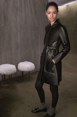 Модный лук: черное кожаное пальто, черные кожаные лоферы с кисточками, темно-серые шерстяные носки, черные шерстяные колготки