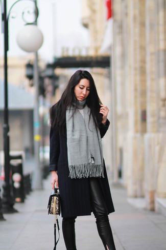 С чем носить серебряный шарф в 30 лет женщине в холод в деловом стиле: Сочетание черного пальто в вертикальную полоску и серебряного шарфа - очень практично, и поэтому отлично подойдет на каждый день.