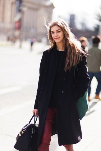 С чем носить красно-темно-синие брюки женщине: Сочетание черного пальто и красно-темно-синих брюк поможет реализовать в твоем ансамбле современный городской стиль.