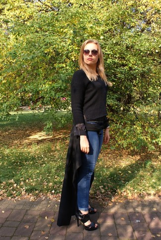С чем носить черно-белый свитер с круглым вырезом в 30 лет женщине: Черно-белый свитер с круглым вырезом и синие джинсы-бойфренды — идеальный выбор для активного выходного дня. Что же до обуви, заверши ансамбль черными кожаными босоножками на каблуке.
