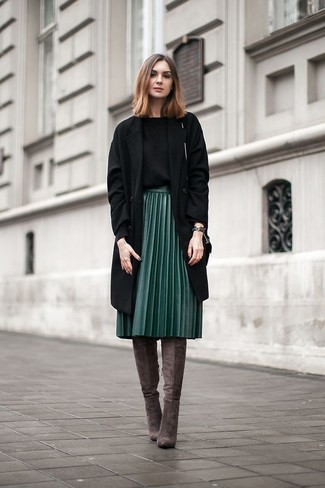Модный лук: черное пальто, черный свитер с круглым вырезом, темно-зеленая кожаная юбка-миди со складками, темно-серые замшевые ботфорты