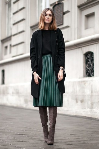 С чем носить темно-зеленую юбку в 30 лет в стиле смарт-кэжуал: Черное пальто и темно-зеленая юбка — прекрасная идея для простого, но модного лука. Любишь эксперименты? Дополни лук темно-коричневыми замшевыми сапогами.