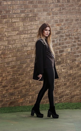 Модный лук: черное пальто, черный свитер с круглым вырезом, черные кожаные леггинсы, черные замшевые ботильоны