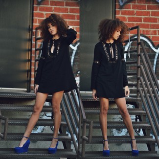 С чем носить синюю обувь в 20 лет: Черное платье-крестьянка — выбор барышень, которые постоянно в движении. Если ты любишь применять в своих ансамблях разные стили, на ноги можно надеть синие замшевые туфли на танкетке.