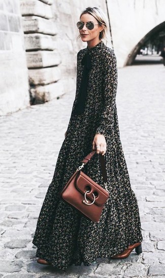 С чем носить черное платье-макси в 30 лет: Если ты делаешь ставку на комфорт и функциональность, черное платье-макси — классный вариант для стильного повседневного ансамбля. В сочетании с этим ансамблем наиболее выигрышно выглядят коричневые кожаные ботильоны.
