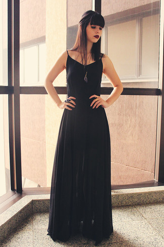 С чем носить подвеску в жару в стиле кэжуал: Черное платье-макси и подвеска — стильный выбор леди, которые всегда в движении.