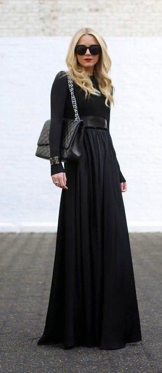 Модный лук: черное платье-макси, черная кожаная стеганая сумка-саквояж, черные солнцезащитные очки
