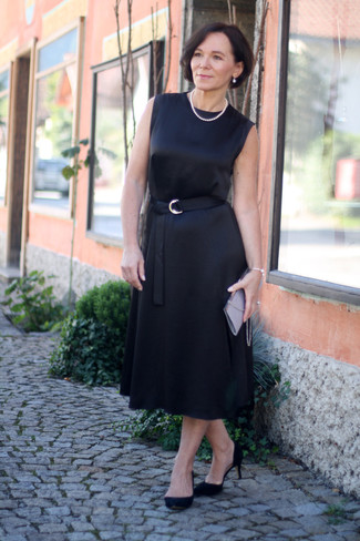 С чем носить серый клатч за 50 лет в стиле смарт-кэжуал: Сочетание черного сатинового платья-миди и серого клатча - очень практично, и поэтому идеально на каждый день. В тандеме с этим нарядом прекрасно выглядят черные замшевые туфли.